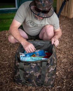 clu462_camolite_tote_bag_in_use_3.jpg