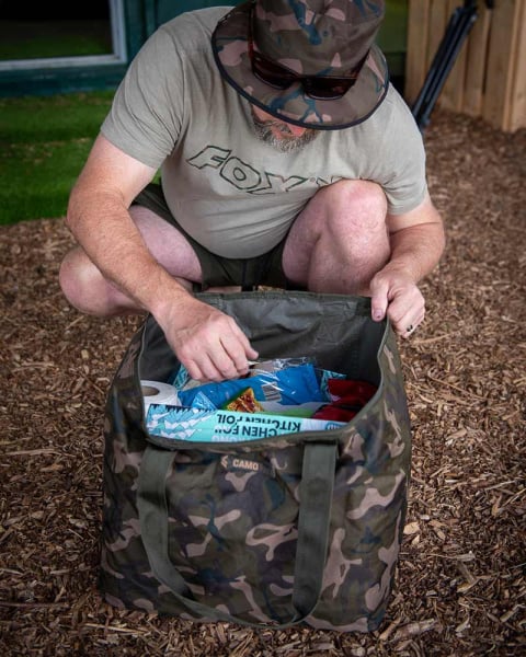 clu462_camolite_tote_bag_in_use_3.jpg